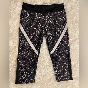 Danskin now- black and white- sheep calf- cropped leggings. Med